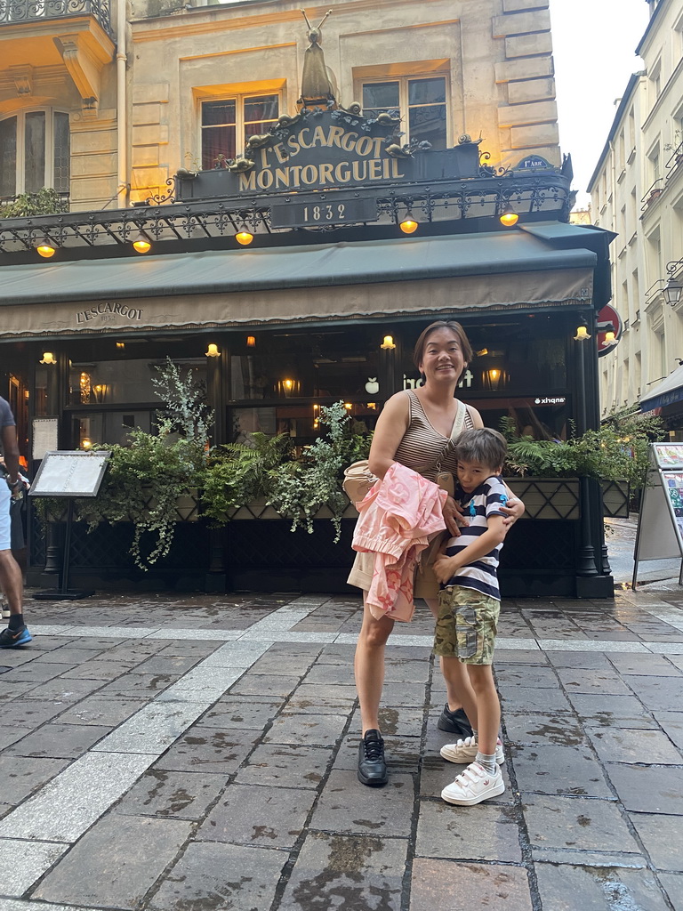 Miaomiao and Max in front of the L`Escargot Montorgueil restaurant at the Rue Montorgueil street