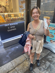Miaomiao with a crêpe in front of the Crêperie 8 restaurant at the Rue Montorgueil street
