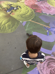 paris_3_398 - 324 kb - 768x1024 - Max chasing pigeons on a painted floor at the Westfield Forum des Halles shopping mall Max chasing pigeons on a painted floor at the Westfield Forum des Halles shopping mall