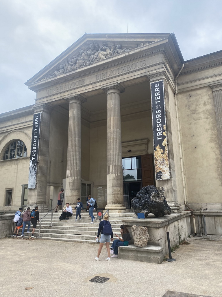 Front entrance of the Gallery of Mineralogy and Geology at the Allée Haüy street