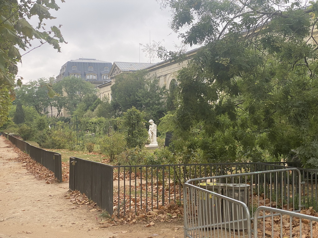 Garden with statue in front of the Gallery of Mineralogy and Geology at the Allée Haüy street