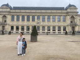 Miaomiao and Max at the east side of the Grande Galerie de l`Évolution museum at the Esplanade Milne Edwards