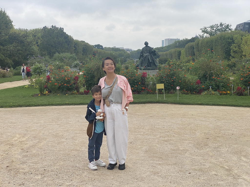 Miaomiao and Max in front of the statue `Buffon Assis dans Son Fauteuil` by Jean-Marius Carlus at the Jardin des Plantes garden