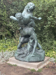 Statue `Dénicheur d`Oursons` by Emmanuel Fremiet at the northwest side of the Jardin des Plantes garden