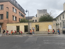 Group of school kids in front of the Les Belles Plantes restaurant at the Rue Cuvier street