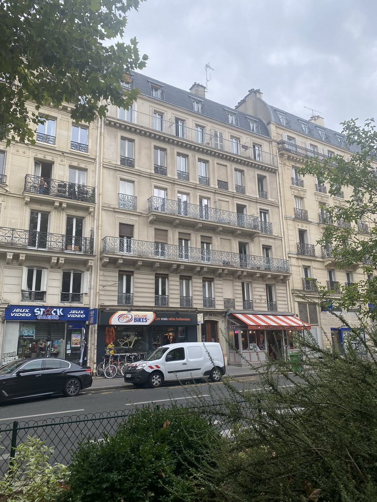 Front of the Holland Bikes store at the Rue des Écoles street