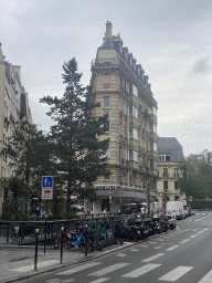 Building and rental bikes at the Rue Lagrange street