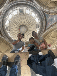 Tim, Miaomiao, Max and the dome of the Panthéon, viewed through the mirror at the transept