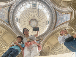 Miaomiao, Max and the dome of the Panthéon, viewed through the mirror at the transept