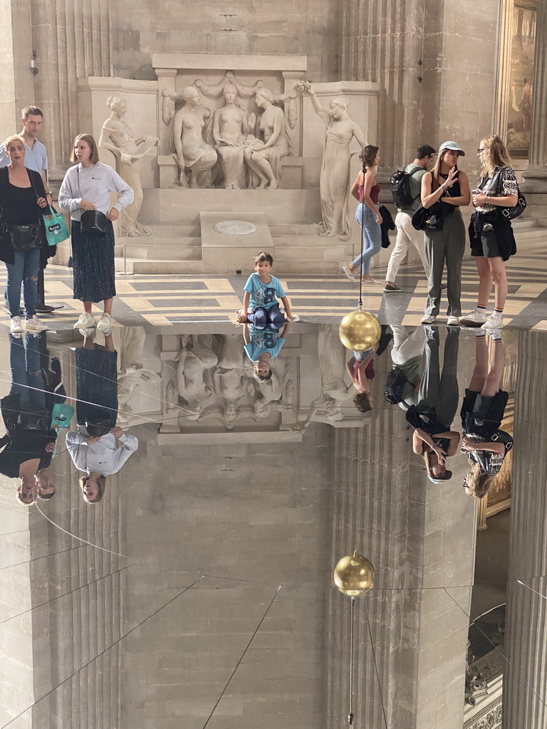 Max, the Foucault Pendulum and the mirror at the transept of the Panthéon