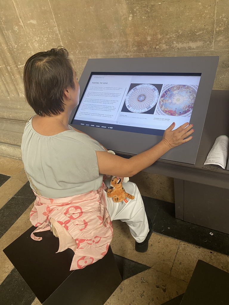 Miaomiao with information on the paintings on the dome of the Panthéon