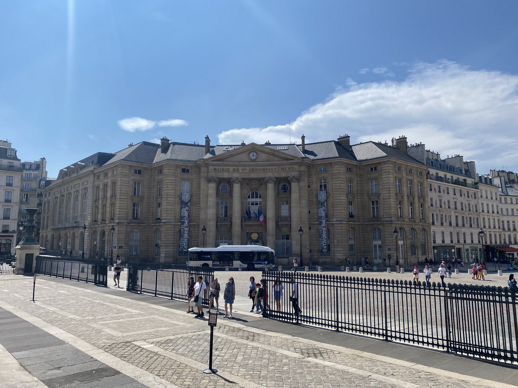 Front of the Mairie du 5e Arrondissement building at the Place du Panthéon square