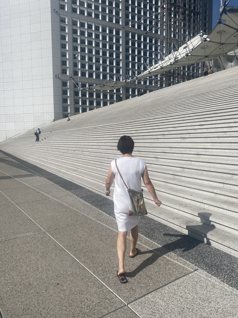 Miaomiao in front of the Grande Arche de la Défense building at the Parvis de la Défense square