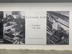Photographs of the construction of the Grande Arche de la Défense building at the top floor