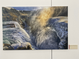 paris_3_681 - 282 kb - 1024x768 - Photograph of the Gullfoss waterfall at the exhibition `Hymne à la Beauté` at the top floor of the Grande Arche de la Défense building, with explanation Photograph of the Gullfoss waterfall at the exhibition `Hymne à la Beauté` at the top floor of the Grande Arche de la Défense building, with explanation