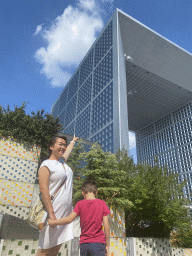 Miaomiao and Max in front of the Grande Arche de la Défense building at the staircase from the Westfield Les 4 Temps shopping mall to the Parvis de la Défense square