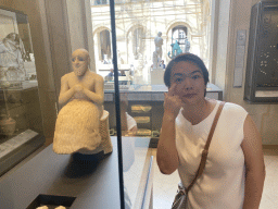 Miaomiao with a statue of Ebih-Il at the Ground Floor of the Richelieu Wing of the Louvre Museum