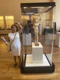 Miaomiao with a statue of a Bearer of Offerings at the First Floor of the Sully Wing of the Louvre Museum, with explanation