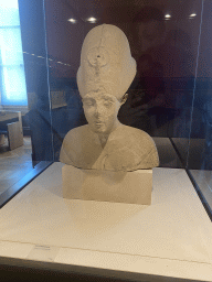 Bust of King Akhenaten at the Parade Chamber at the First Floor of the Sully Wing of the Louvre Museum, with explanation