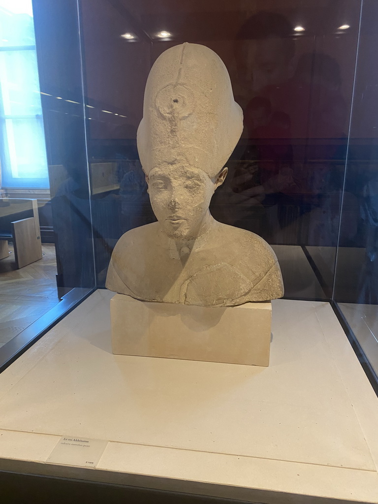 Bust of King Akhenaten at the Parade Chamber at the First Floor of the Sully Wing of the Louvre Museum, with explanation