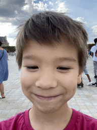 Max at the Cour Napoléon courtyard