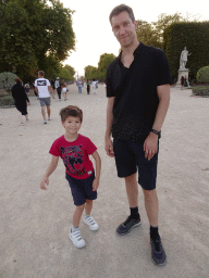 Tim and Max at the Tuileries Gardens, with a view on the Luxor Obelisk and the Arc de Triomphe