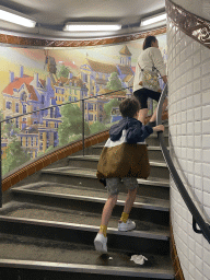 Miaomiao and Max at the staircase at the Abbesses subway station