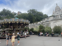 Miaomiao and Max at the Carrousel de Saint-Pierre at the Place Saint-Pierre square, with a view on the Square Louise Michel and the front of the Basilique du Sacré-Coeur church