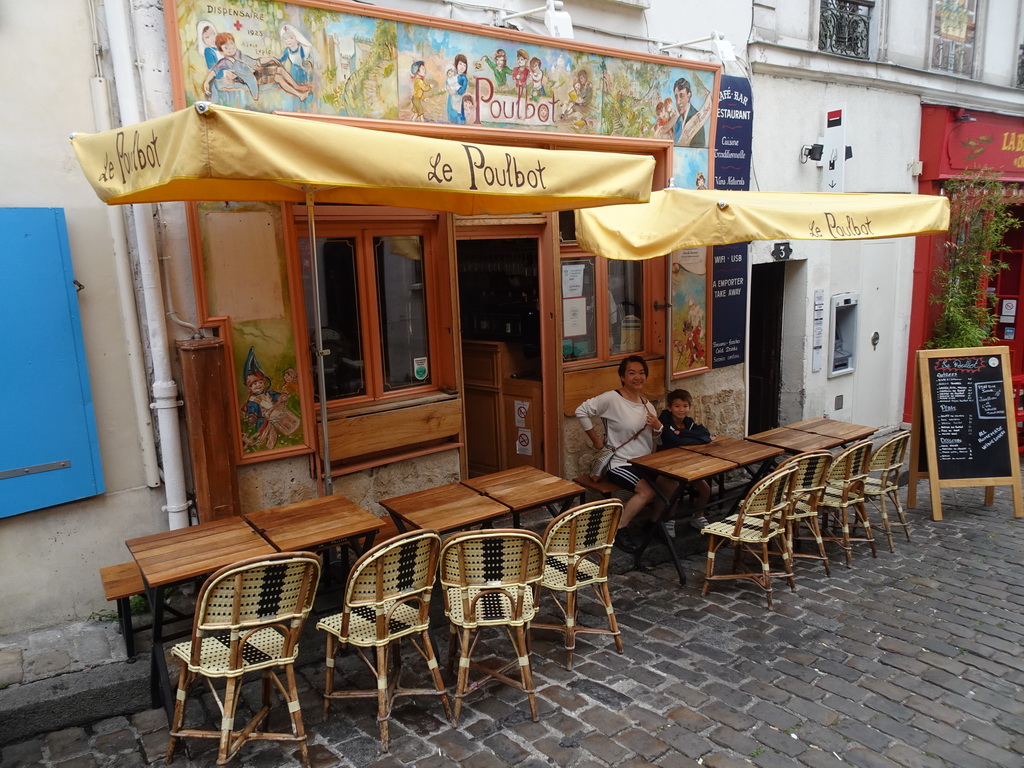 Miaomiao and Max at the terrace of the Le Poulbot restaurant at the Rue Poulbot street