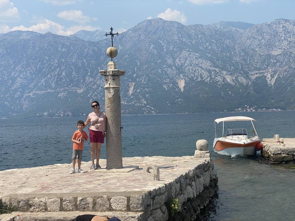 Miaomiao and Max with a pillar and a boat at the northwest side of the Our Lady of the Rocks Island