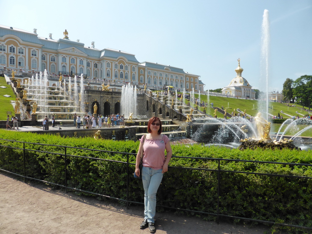 Miaomiao at the Samson Fountain and the Great Cascade, in front of the Great Palace