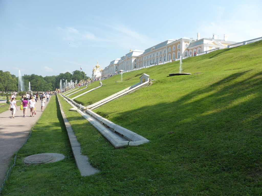 The right side of the Great Cascade and the front of the Great Palace