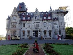 Miaomiao and Max in front of the Castle of Petite-Somme
