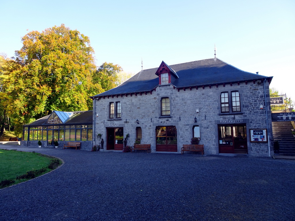 Front of the restaurant, shop, bakery and museum of the Castle of Petite-Somme