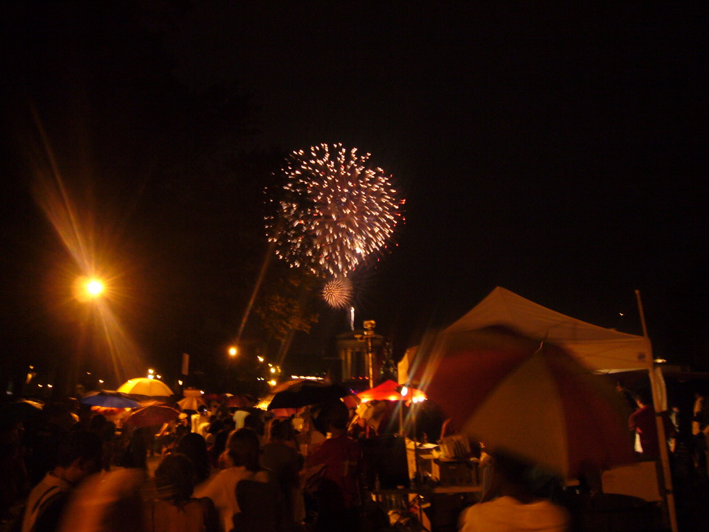 Independence Day fireworks at the Benjamin Franklin Parkway, by night