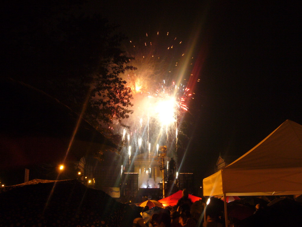 Independence Day fireworks at the Benjamin Franklin Parkway, by night