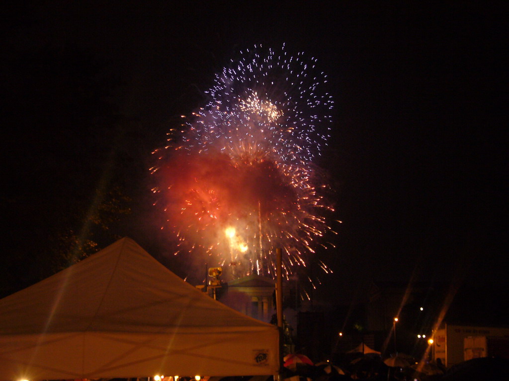 Independence Day fireworks at the Benjamin Franklin Parkway, by night