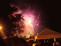 Independence Day fireworks at the Benjamin Franklin Parkway, by night