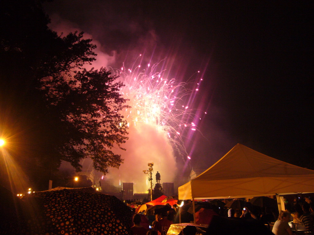 Independence Day fireworks at the Benjamin Franklin Parkway, by night