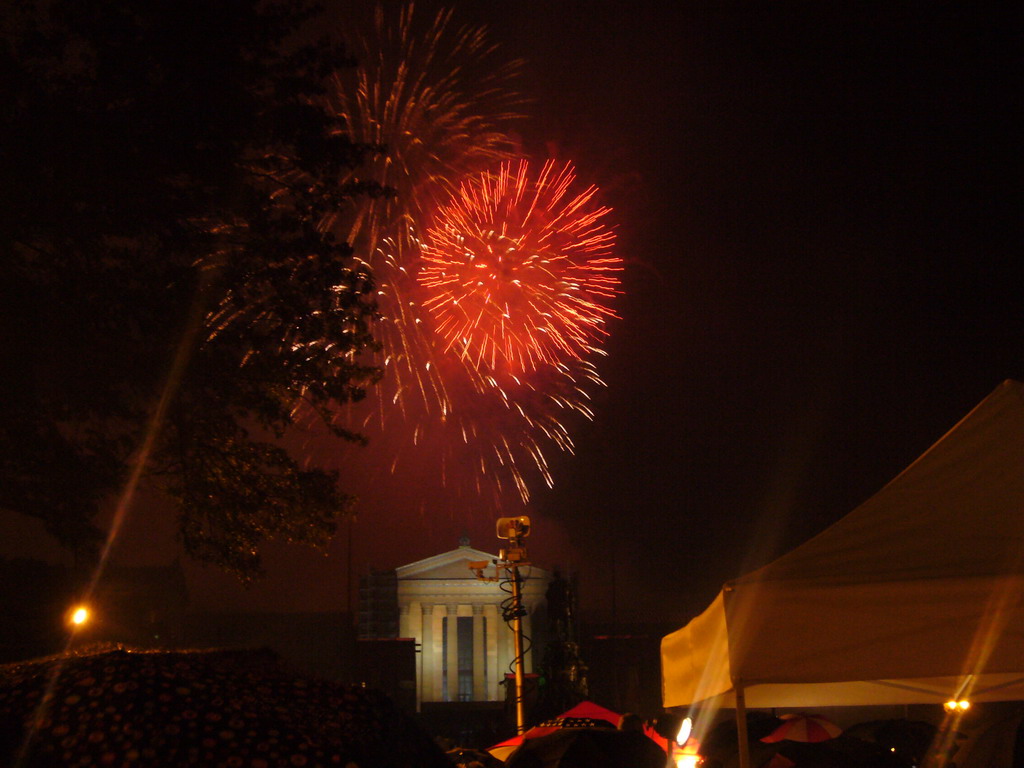 Independence Day fireworks at the Benjamin Franklin Parkway, by night