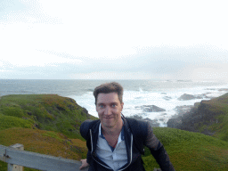 Tim at the Nobbies Boardwalk, with a view on the Seal Rocks and cliffs at the Bass Strait