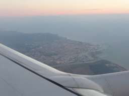 The left wing of our Ryanair airplane, with a view on the city of Livorno