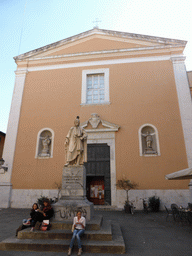 Front of the Chiesa di Santa Maria del Carmine church at the Corso Italia street, with a statue of Nicola Pisano in front