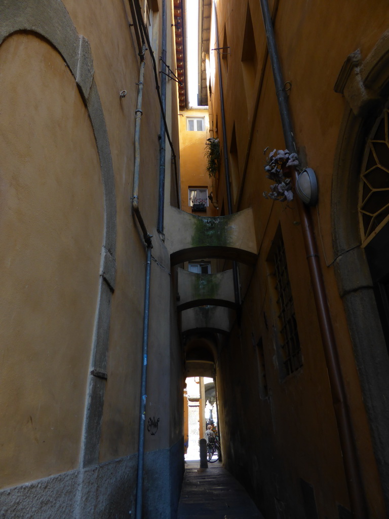 Narrow street leading to the Borgo Stretto street