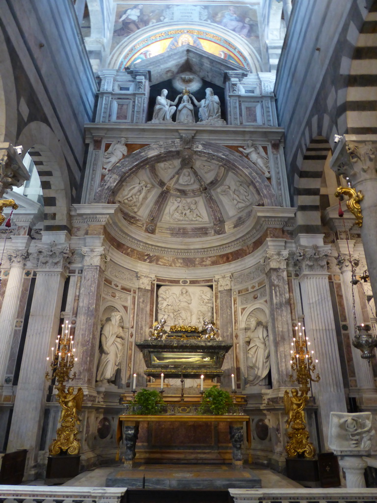 Tomb of San Ranieri and altar on the right side of the transept of the Duomo Cathedral