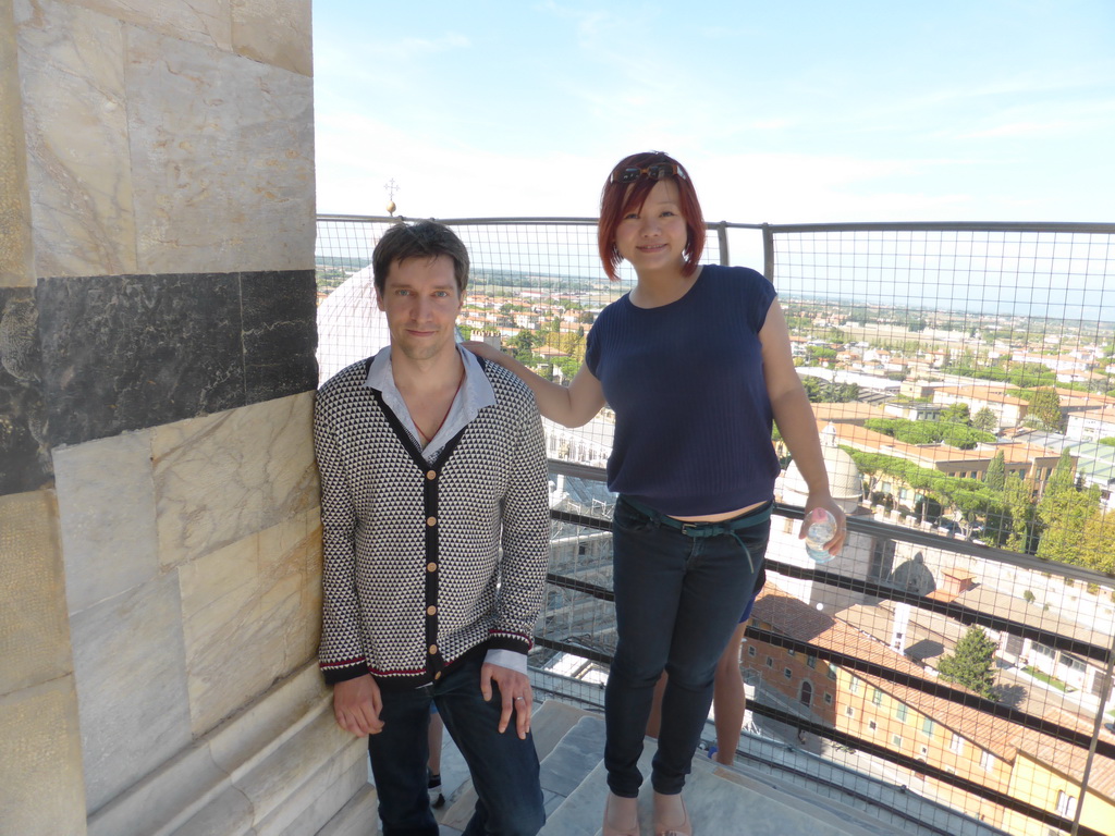 Tim and Miaomiao at the top floor of the Leaning Tower of Pisa, with a view on the Pisa Duomo Cathedral, the Camposanto Monumentale cemetery, the Opera della Primaziale Pisana vestry, the City Wall and the north side of the city