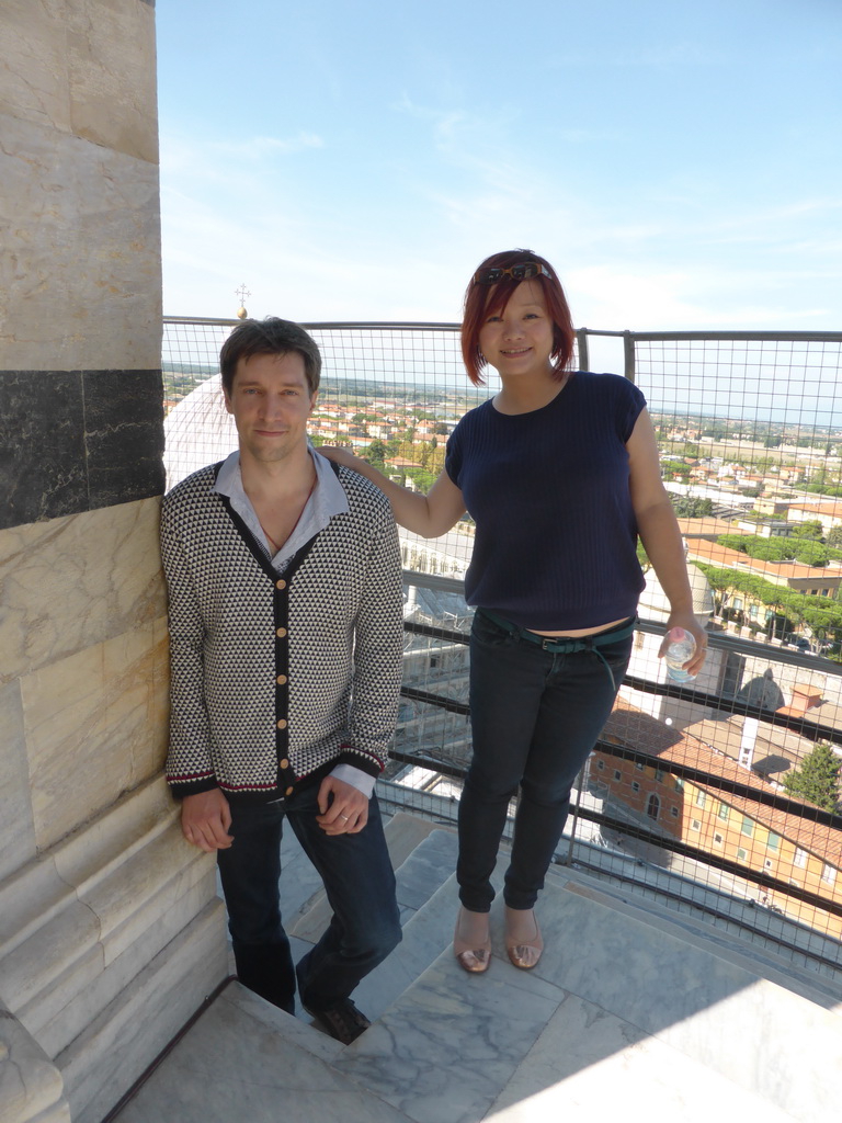 Tim and Miaomiao at the top floor of the Leaning Tower of Pisa, with a view on the Pisa Duomo Cathedral, the Camposanto Monumentale cemetery, the Opera della Primaziale Pisana vestry, the City Wall and the north side of the city