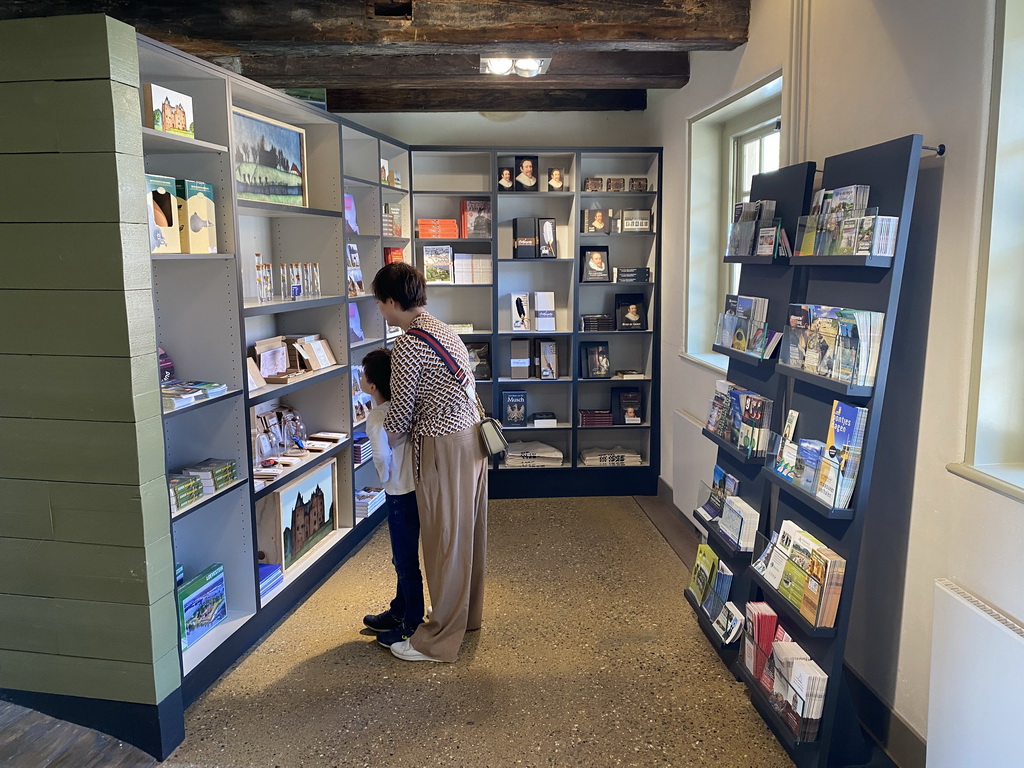 Miaomiao and Max at the shop of Loevestein Castle
