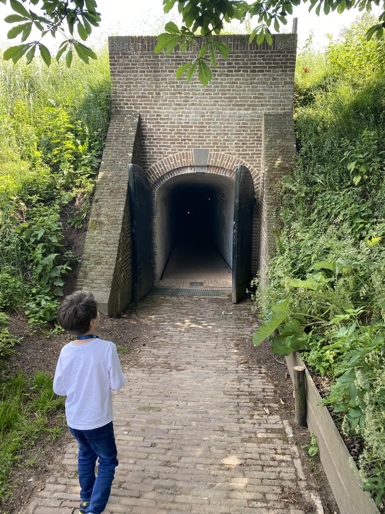 Max in front of the Ammunition Cellar at Loevestein Castle