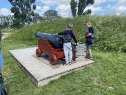 Kids playing with a cannon at Loevestein Castle